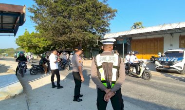 Kapolres Rote Ndao Turun Langsung Awasi Pengaturan Lalu Lintas Pagi, Wujudkan Pelayanan Prima dan Kehadiran Polri di Tengah Masyarakat