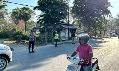 Pastikan Aktivitas Masyarakat Berjalan Lancar, Wakapolres Rote Ndao Turut Dalam Pengaturan Lalu lintas Pagi