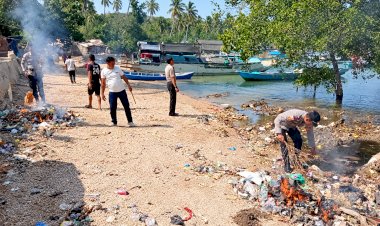Dukung Program Green Policing Kapolri, Polsek Lobalain dan Masyarakat Bersihkan Pantai Namondao