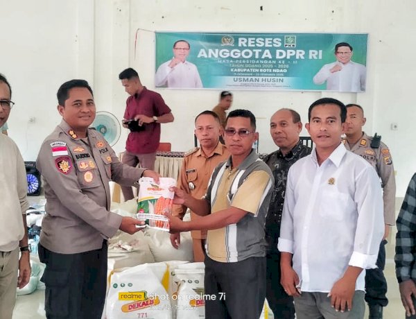 Dukung Astacita, Kapolres Rote Ndao Serahkan Bantuan Bibit Jagung Bagi Petani