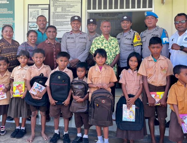 Aksi Sosial Personel Polsek Rote Barat Bagikan Perlengkapan Sekolah Bagi Siswa