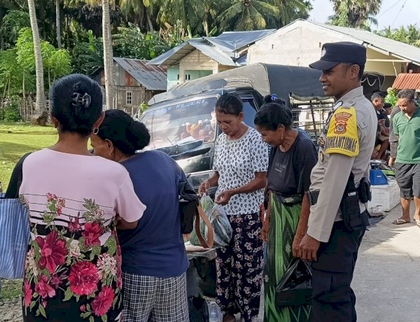 Patroli Dialogis Personel Polsek Rote Barat di Pasar Busalangga