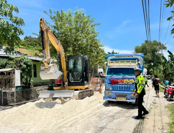 PERSONEL SATLANTAS POLRES ROTE NDAO LAKUKAN PENGATURAN DAN PENGALIHAN ARUS JALAN TRANS BA'A BUSALANGGA
