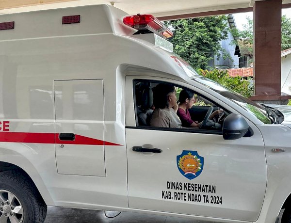 Wujud Polri Untuk Masyarakat Polsek Lobalain Bantu  Bawa Mobil Ambulance Antar Pasien Ibu Hamil