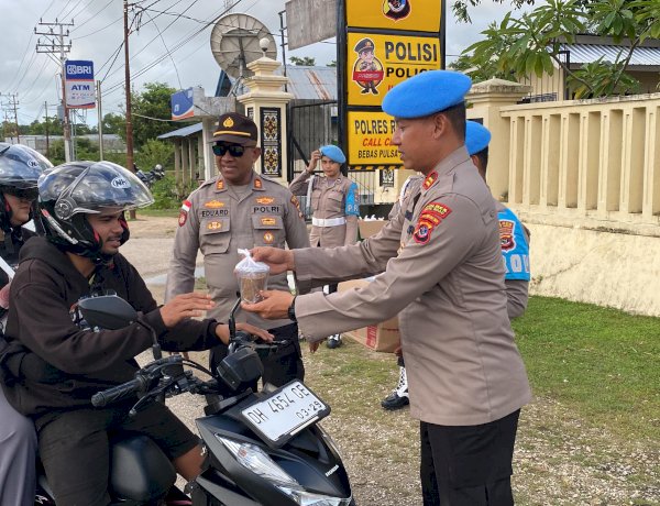 Jelang Buka Puasa, Sie Propam dan Siwas Polres Rote Ndao Bagi Takjil Didepan Mapolres Rote Ndao