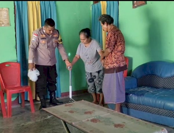 Tongkat Bantu Jalan Bagi Ibu Amelia, Bantuan Kapolres Rote Ndao Bagi Warga Desa Batulilok
