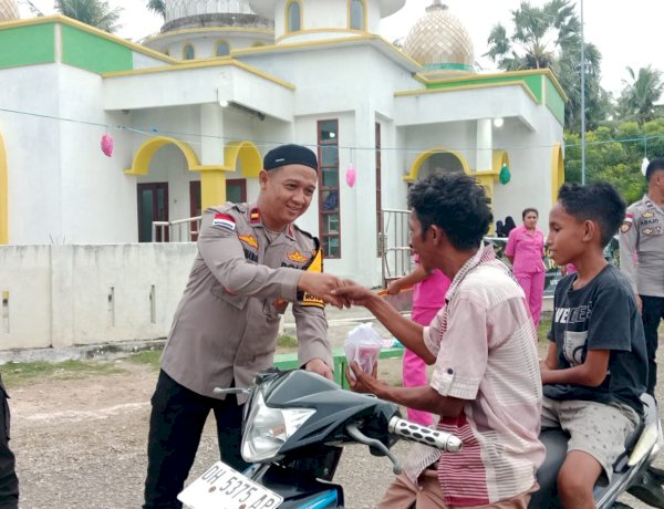 Polsek Rote Barat Daya Berbagi Takjil Bersama Masyarakat Jelang Buka Puasa