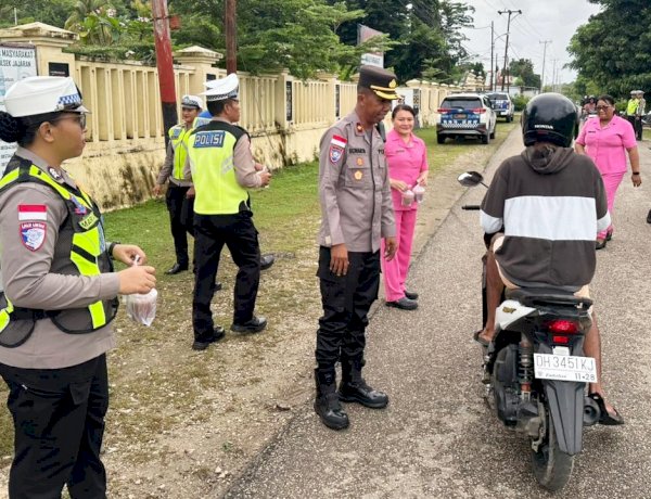 Satuan Lalu Lintas Polres Rote Ndao Bagi Takjil Kepada Pengguna Jalan, Wujud Kepedulian di Bulan Ramadhan 1447 H