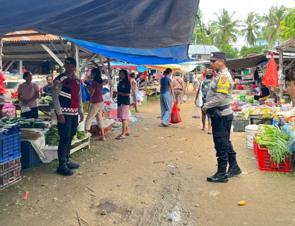 K2YD Polsek Rote Barat Pada Pasar Sedeoen dan Monitoring Pengisian BBM di SPBU Sedeoen