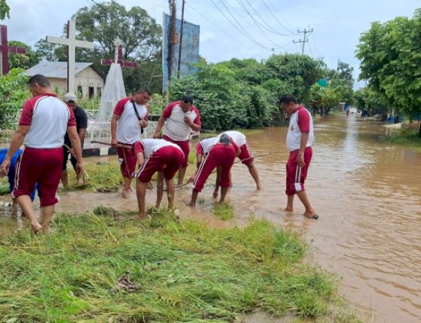 Ditpolairud Polda NTT Turun Tangan Bantu Warga Desa Bolok Bersihkan Rumah Usai Banjir