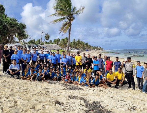 Polsek Rote Barat dan Masyarakat Bersihkan Sampah di Pesisir Pantai Nemberala