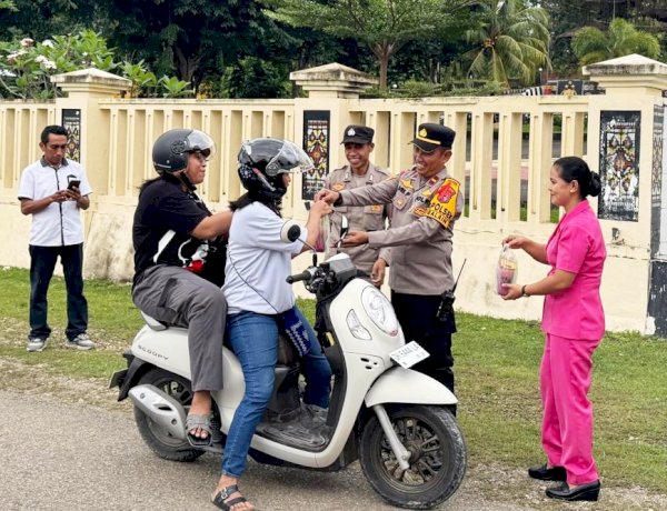 Indahnya Berbagi di Bulan Ramadhan, Polsek Lobalain dan Bhayangkari Bagikan Takjil Gratis Bagi Masyarakat