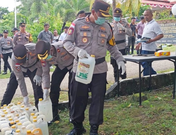 Polres Rote Ndao Lakukan Pemusnahan 550 Liter Miras Lokal Hasil KRYD