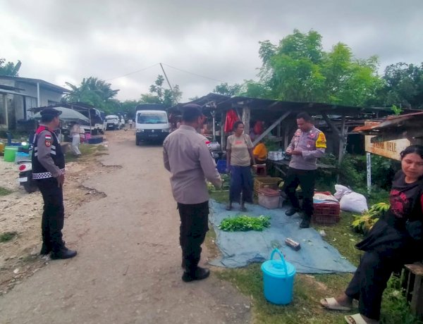 Pastikan  Kamtibmas Terjaga, Polsek Rote Selatan Lakukan Pengamanan di Pasar Oele