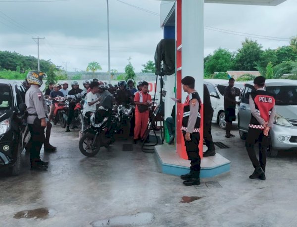 Polsek Rote Barat Barat Laut Lakukan Monitoring Distribusi BBM Bagi Masyarakat