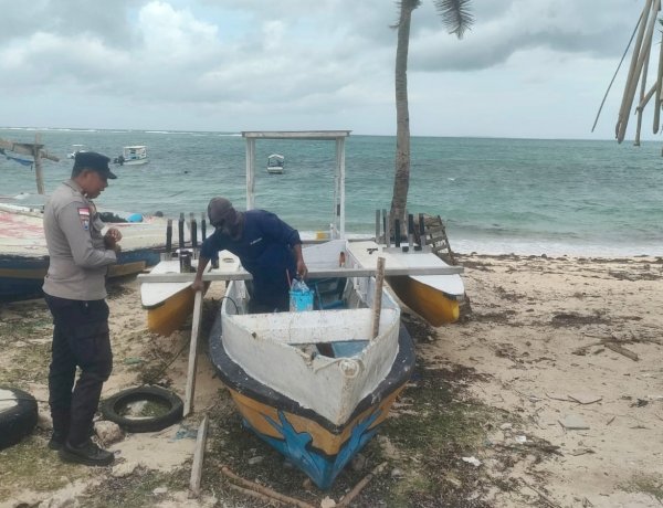 Patroli di Pantai Nemberala, Polsek Rote Barat Himbau Warga Jangan Melaut Saat Cuaca Ekstrim