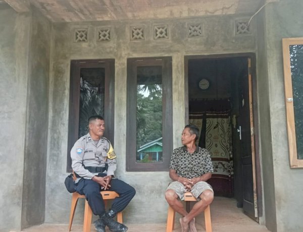 Bhabinkamtibmas Polsek Rote Barat Laut Sambangi Warga, Tingkatkan Edukasi Pembinaan Kamtibmas
