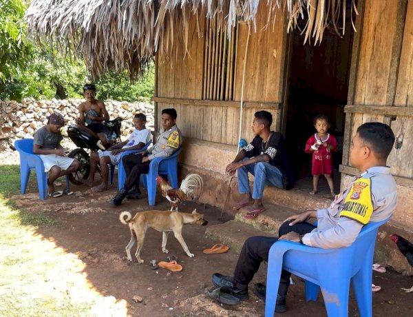 Bhabinkamtibmas Polsek Rote Barat Laut Sambangi Warga, Jaga Kemitraan Dengan Warga di Desa Binaan