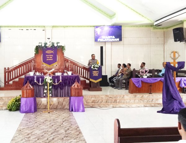 Kegiatan Minggu Kasih Kapolsek Rote Barat Bersama Jemaat  Ebenhaezer Sedeoen