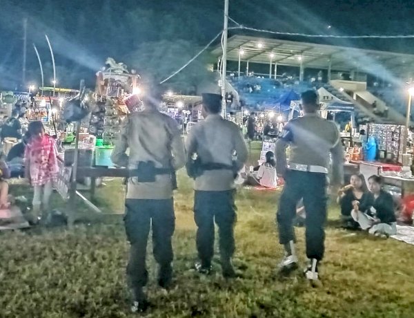 Patroli Jalan Kaki Personel Polsek Lobalain di Area Expo UMKM  Rote Ndao