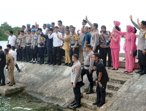 Kapolda NTT Serahkan  6 Unit Perahu, Bansos Bagi Masyarakat dan Pelajar Dusun Airani