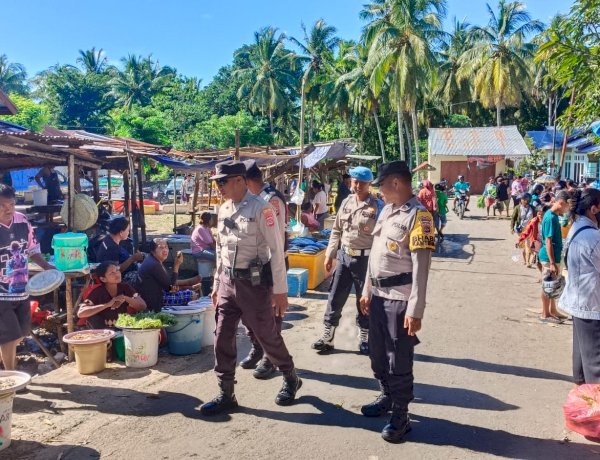 Polsek Rote Barat Laut Lakukan Patroli Dialogis di Pasar Busalangga, Pastikan Kamtibmas Tetap Kondusif