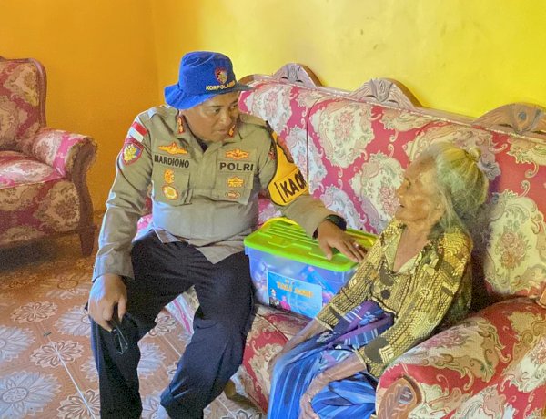 Bansos Kapolda NTT Bagi Warga Airani Diserahkan Langsung Kapolres Rote Ndao