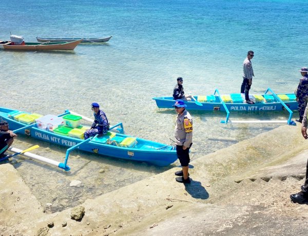 Bansos Kapolda NTT Bagi Warga Airani Diserahkan Langsung Kapolres Rote Ndao