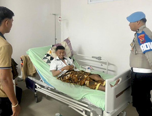 Kapolres Rote Ndao : Membesuk Personel Yang Sakit Merupakan Bentuk Kepedulian Institusi Atas Personel Yang Sakit