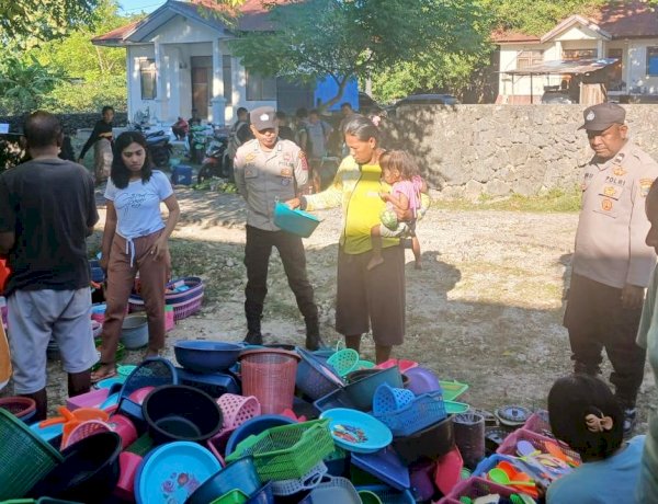 Pengamanan di Pasar Sakubatun Oleh Personel Polsek Rote Barat Daya Wujudkan Rasa Aman Bagi Masyarakat