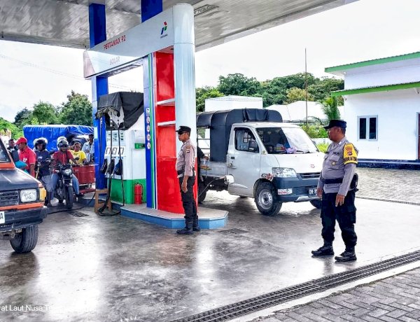 Polsek Rote Barat Laut Tingkatkan Pengamanan di SPBU Longgo, Jamin Keamanan Masyarakat.