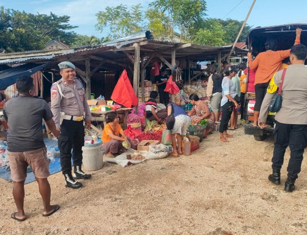 Pastikan Kenyamanan Masyarakat, Personel Polsek Rote Selatan Lakukan Pengamanan di Pasar Oele