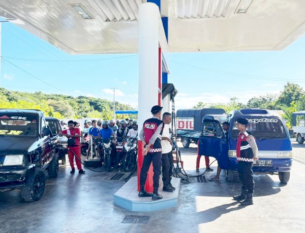 Polsek Rote Barat Laut Lakukan Pengamanan di SPBU Longgo, Jamin Keamanan Warga Saat Antrean