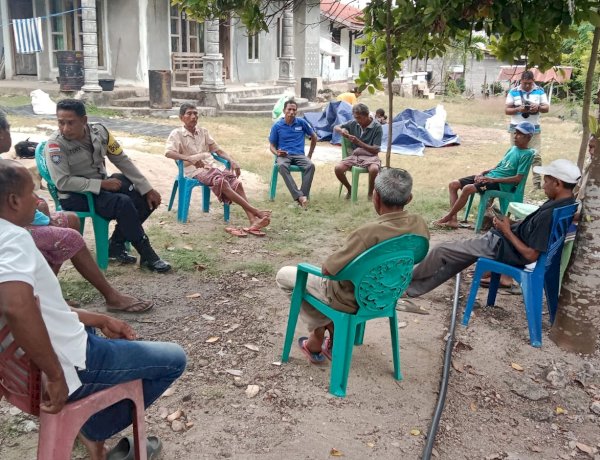 Bhabinkamtibmas Desa Oenitas Sambangi Warga, Sampaikan Edukasi Pembinaan Kamtibmas