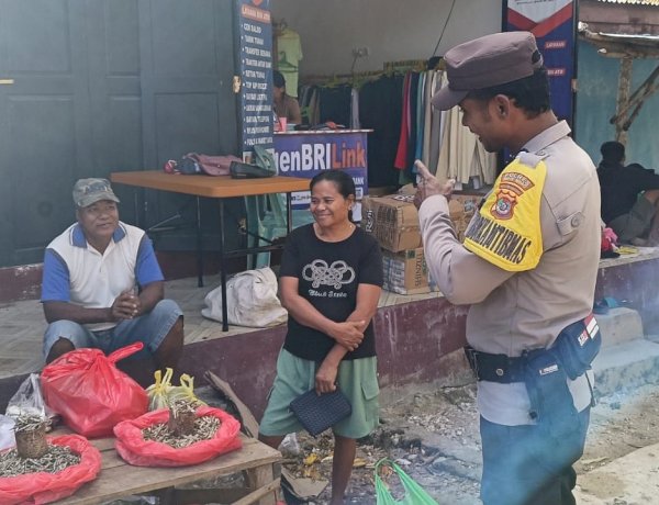 Personel Polsek Rote Barat Laut Lakukan Pengamanan di Pasar Busalangga Pastikan Kenyamanan Masyarakat