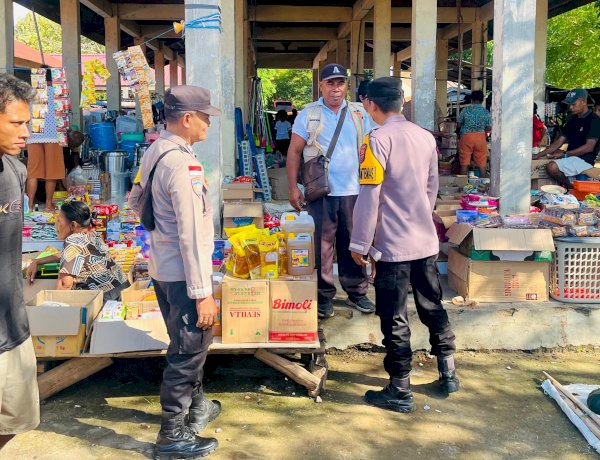 Pastikan Masyarakat Merasa Aman, Polsek Rote Barat Daya Lakukan Pengamanan di Pasar Tudameda