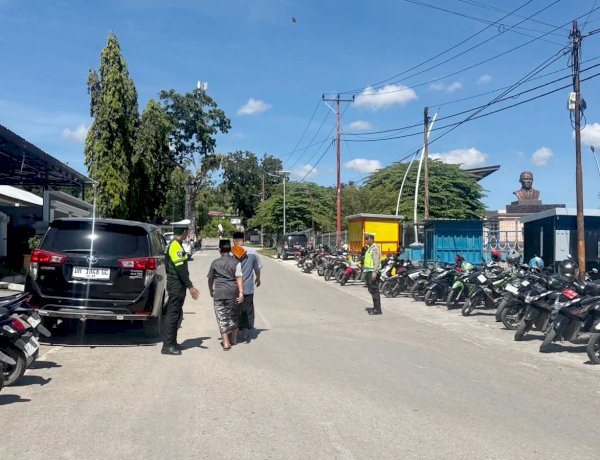 Ciptakan Kamseltibcarlantas, Personel Sat Lantas Polres Rote Ndao Lakukan Pengamanan Saat Sholat Jumat