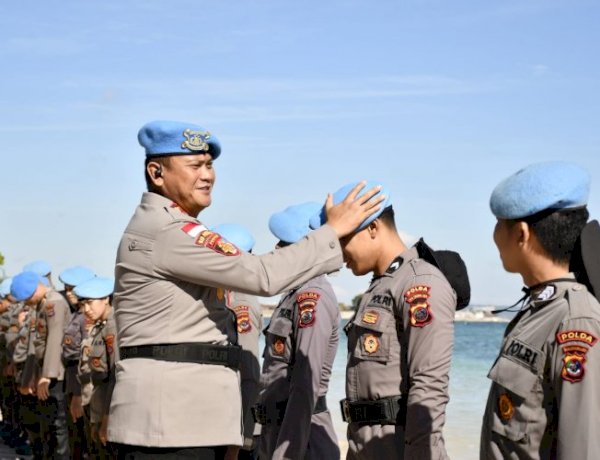Kabidpropam Polda NTT Pimpin Penyematan Baret Biru dan Aksi Bersih Pantai Pasir Panjang