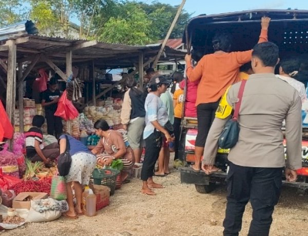 Pastikan Keamanan Terjamin Bagi Masyarakat, Polsek Rote Selatan Lakukan Pengamanan di Pasar Oele
