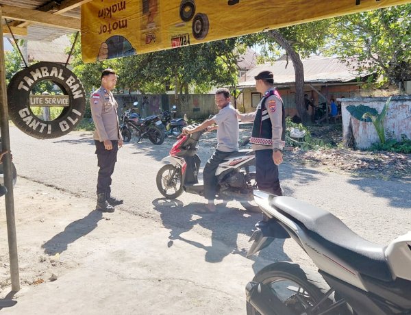 Personel Polsek Rote Selatan Lakukan Edukasi Kamseltibcarlantas Bagi Pengendara