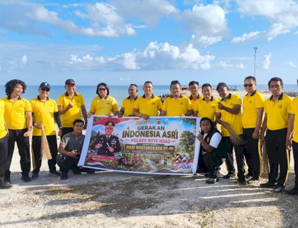 Dukung Gerakan Indonesia Asri, Polsek Lobalain Lakukan Kerja Bakti di Area Pelabuhan Baa