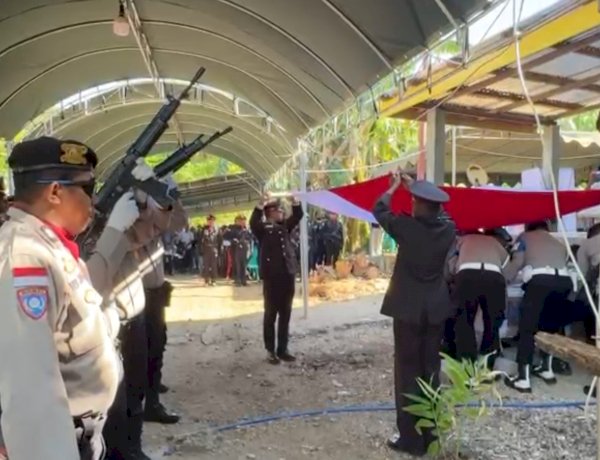 Kapolres Pimpin Upacara Pemakaman Kedinasan Polri, Penghormatan Terakhir Kepada Alm AIPTU Absi Sinlaeloe