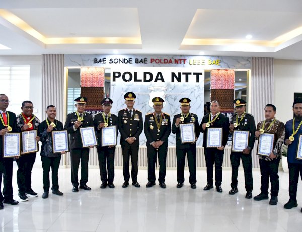 Kapolda NTT Berikan Penghargaan kepada Personel dan Tokoh Berprestasi, Wujud Apresiasi atas Dedikasi bagi Institusi dan Masyarakat