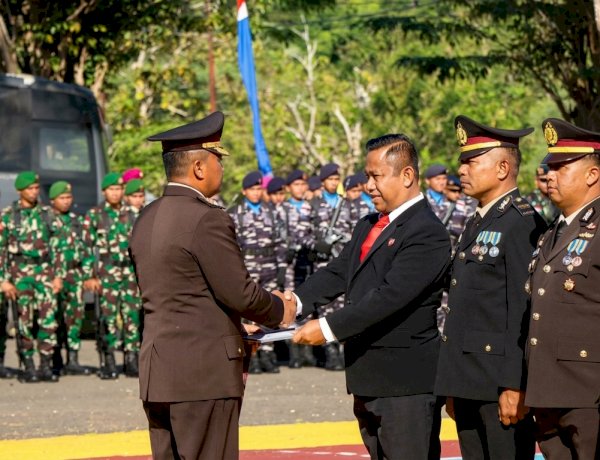 Puncak Hari Bhayangkara ke 80, Kapolres Rote Ndao Serahkan Penghargaan Kepada Personel dan Masyarakat Yang Mendukung Polri Dalam Tugas