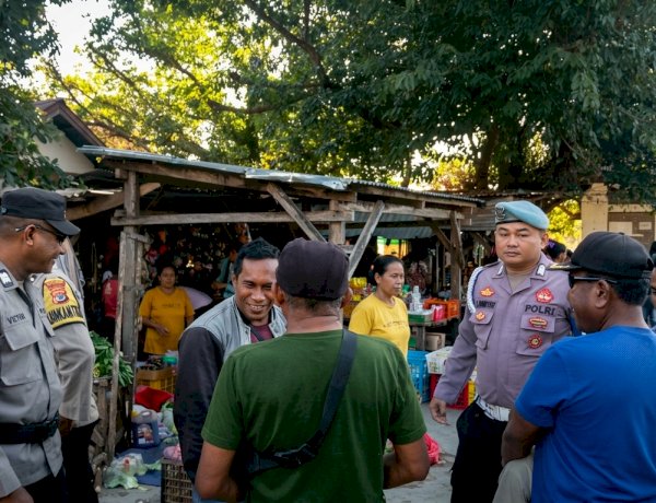Personel Polsek Rote Tengah Melakukan Pengamanan dan Patroli di Pasar Ufalen