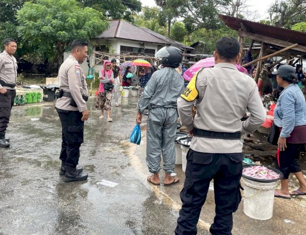 Pastikan Keamanan Masyarakat, Polsek Rote Barat Laut Lakukan Pengamanan di Pasar Busalangga
