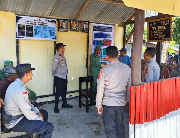 Tingkatkan Pam Swakarsa, Polsek Lobalain dan Masyarakat Perbaiki Pos Kamling Namondao Atensi Kapolda NTT