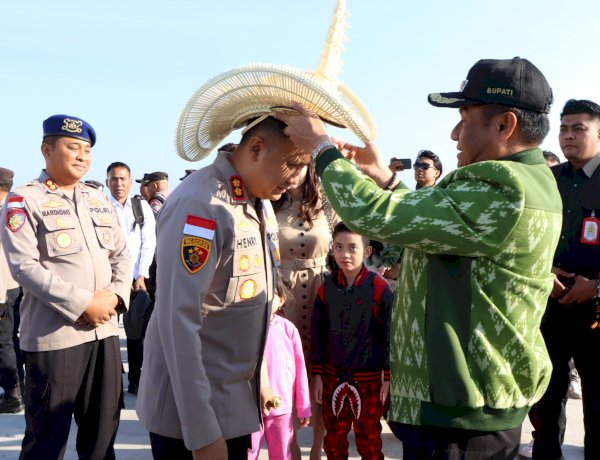 Kapolres Rote Ndao AKBP Henry Eko Irawan,S.IK Tiba di Rote, Disambut Bupati Rote Ndao  Paulus Henuk,S.H
