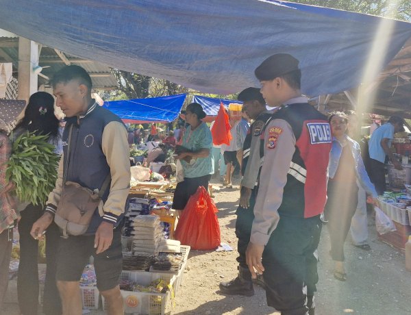 Patroli di Pasar Oetefu, Polsek Rote Barat Daya Pastikan Keamanan Masyarakat