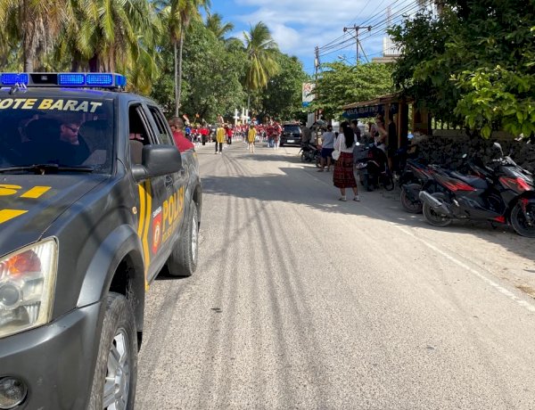 Polsek Rote Barat Lakukan Pengawalan Karnaval Tingkat Kecamatan Rote Barat